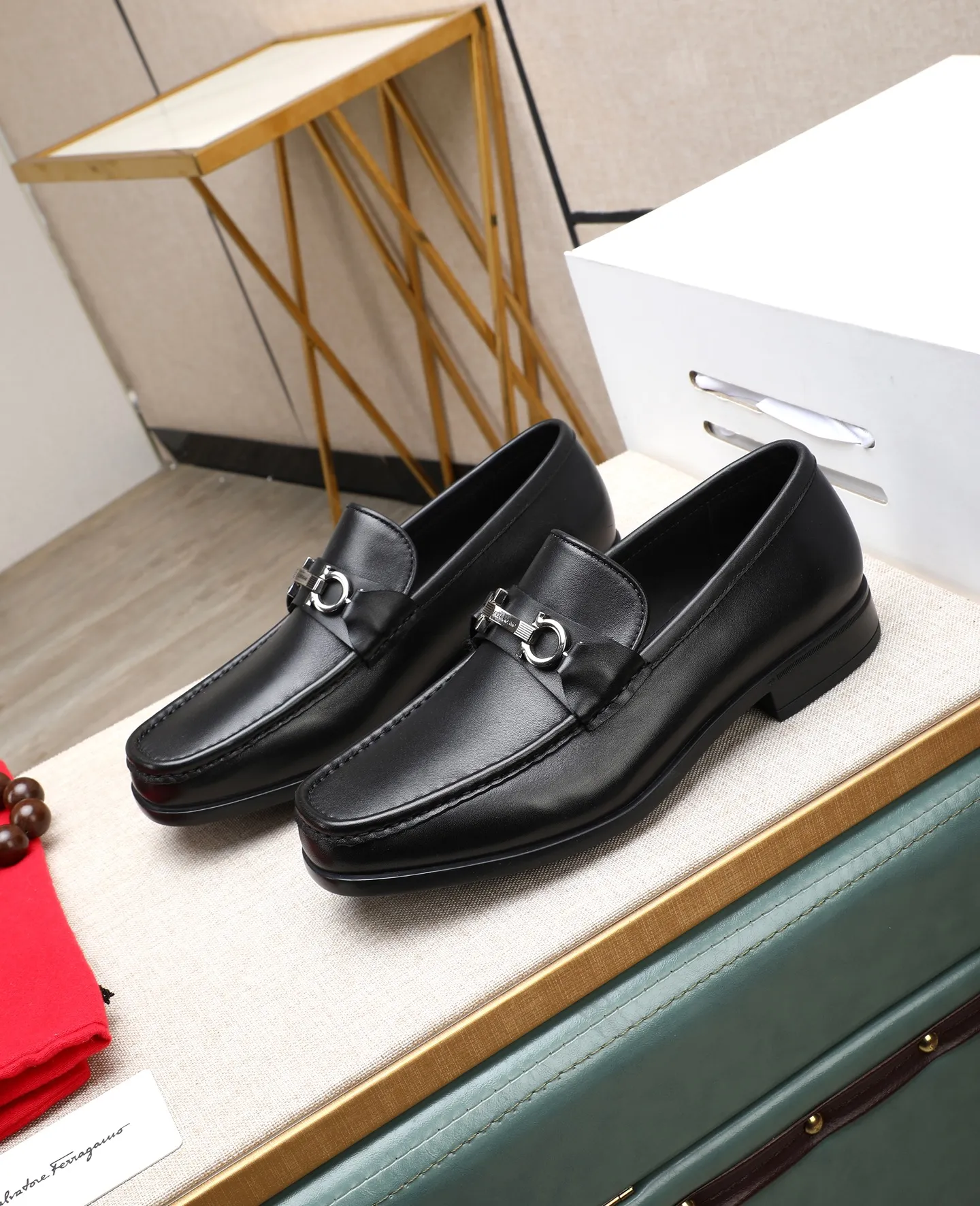 Men's clothing and shoes 💰700📛📛High-end goods! Salvatore Ferragamo is the world's top luxury footwear brand. It comes from Italy, the kingdom of fashion. It is famous all over the world for its traditional handmade design and novel styles... 🚶🏻🚶🏻 Top-quality suit shoes are sold simultaneously at the counter. This style is purely handmade. The fabric is imported Italian calfskin➕soft water-dyed cowhide lining. Specially available with original deep rubber outsole🌀🌀Size: 38➖44